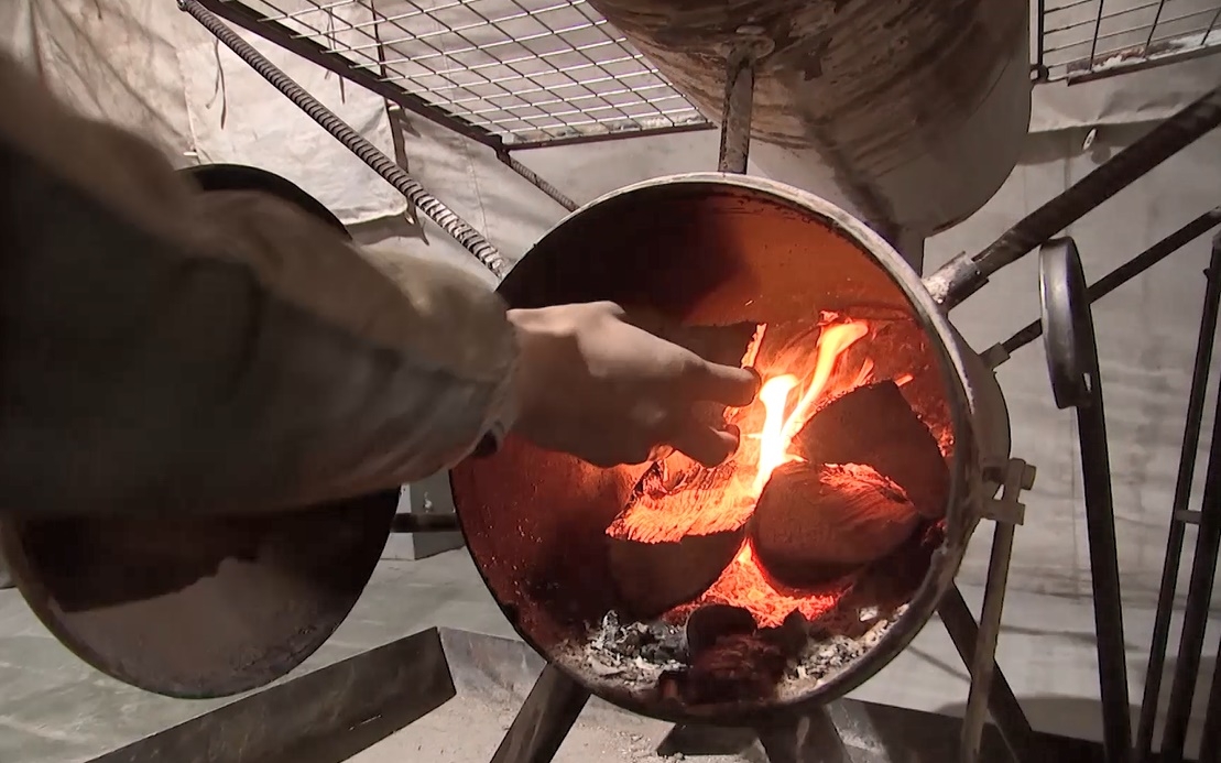 Cận cảnh lò sưởi, giường ngủ và laptop lính Nga trên chiến trường mùa đông